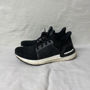 Adidas ultraboost  - Adidas ultraboost i storlek 40.