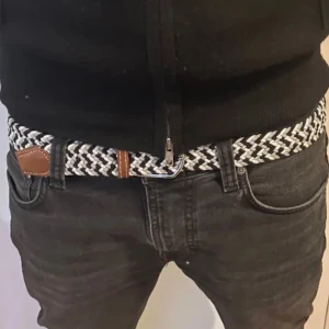 Bälte från GrischBelts Sweden - Nu säljer vi dess ritkigt feta stretchiga bälten för endast 199kr st. Det finns ett flertal modeller så bara skriva om du söker en annan färg. De är 110cm långa. För 49kr extra kan namn, logotyp mm printas in i lädret. Kolla in våra andra annonser🤩