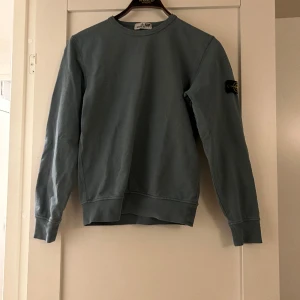 Stone island tröja blå - Hej säljer nu denna Stone island tröja som är i 8,5/10 i sick då den är för liten. den är i storlek xs och färg ljus blå var inte blyga med frågor✨🤩📩 
