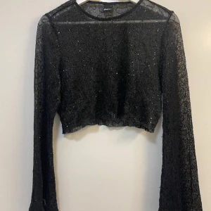 Kort festtop Gina tricot  - Jättefin kort genomskinlig paljettopp från Gina tricot. Vida ärmar, storlek s