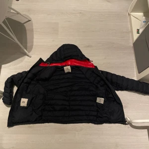 Moncler dreux giubotto jacka  - Säljer denna på grund av att jag vill ha något annat till vår/sommaren. Jackan har ett hål på högra armen som är lappat (se på andra bilden) men annars är de inget fel på jackan. Skulle kunna byta mot någon väst eller något annat🤩, nypris ca 10,000kr