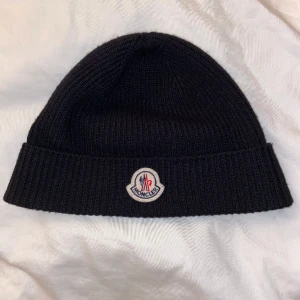 Moncler mössa  - Säljer min Moncler mössa i mycket bra skick. Mössan är köpt i affär så kvitto finns. Ny pris: ca 2600kr