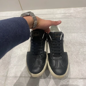 Valentino flycrews  - Säljer mina valentino flycrews då jag vill köpa nya. Det är i bra skick 9/10 det är använda men inget som e sönder och alla spikade kvar. Det finns inget og bara skorna..passar 40-41 