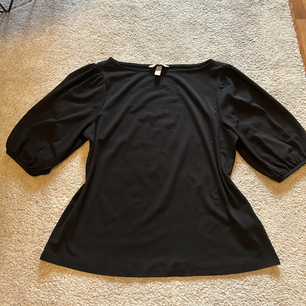 Jättefin tröja från h&m i storlek s, knappt använd och i bra skick 🫶🏻 Använd gärna ”köp nu” 🤍🤍🤍. Blusar.