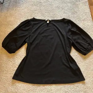 Jättefin tröja från h&m i storlek s, knappt använd och i bra skick 🫶🏻 Använd gärna ”köp nu” 🤍🤍🤍