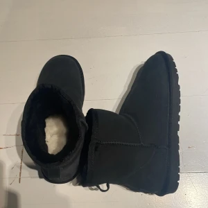 Uggs  - Uggs använda en vecka fortfarande mycket bra skick. Låda medföljer ej.  Storlek 43 men känns lite mindre skulle säga ca 42-42,5 men funkar säkert till 43 