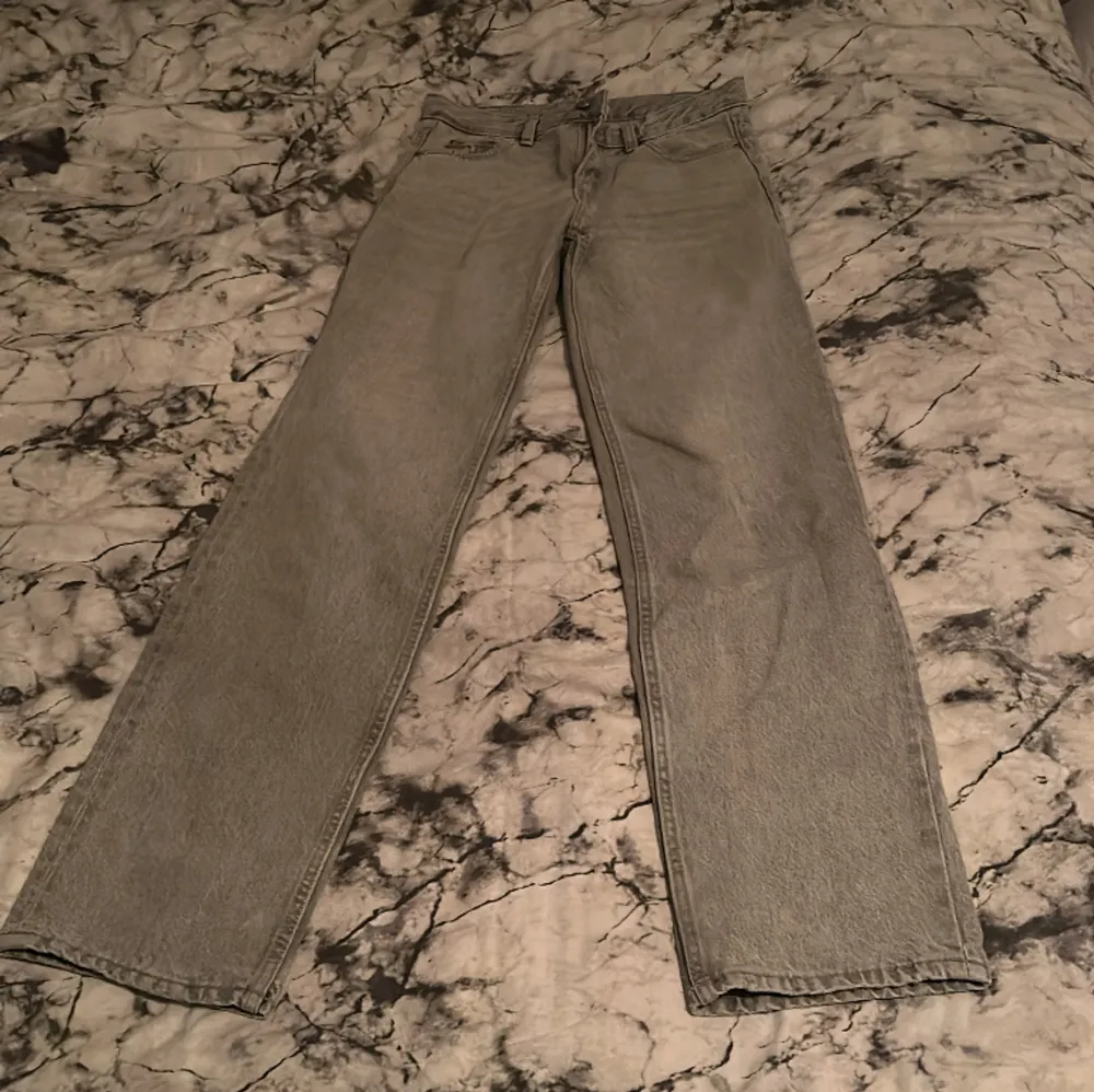 Ljusgrå Low straight Gina jeans använda ett flertal gånger men inget Synligt ser ut som nya helt felfria byxor säljer pga för små . Jeans & Byxor.