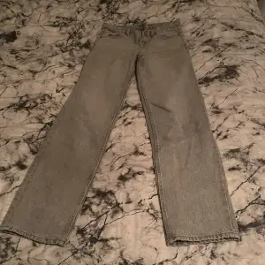 Ljusgrå Low straight Gina jeans använda ett flertal gånger men inget Synligt ser ut som nya helt felfria byxor säljer pga för små 