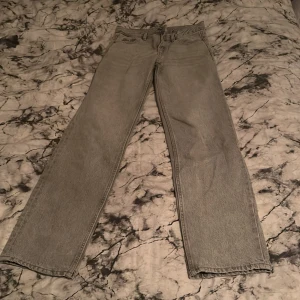 Low straight jeans Gina strl XS/34 - Ljusgrå Low straight Gina jeans använda ett flertal gånger men inget Synligt ser ut som nya helt felfria byxor säljer pga för små 