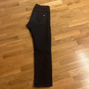 Jeans - Ett par sköna weekend offender jeans änvända ett fåtal gånger, inget man märker. Kvitto saknas men dom är bästellda från deras hemsida