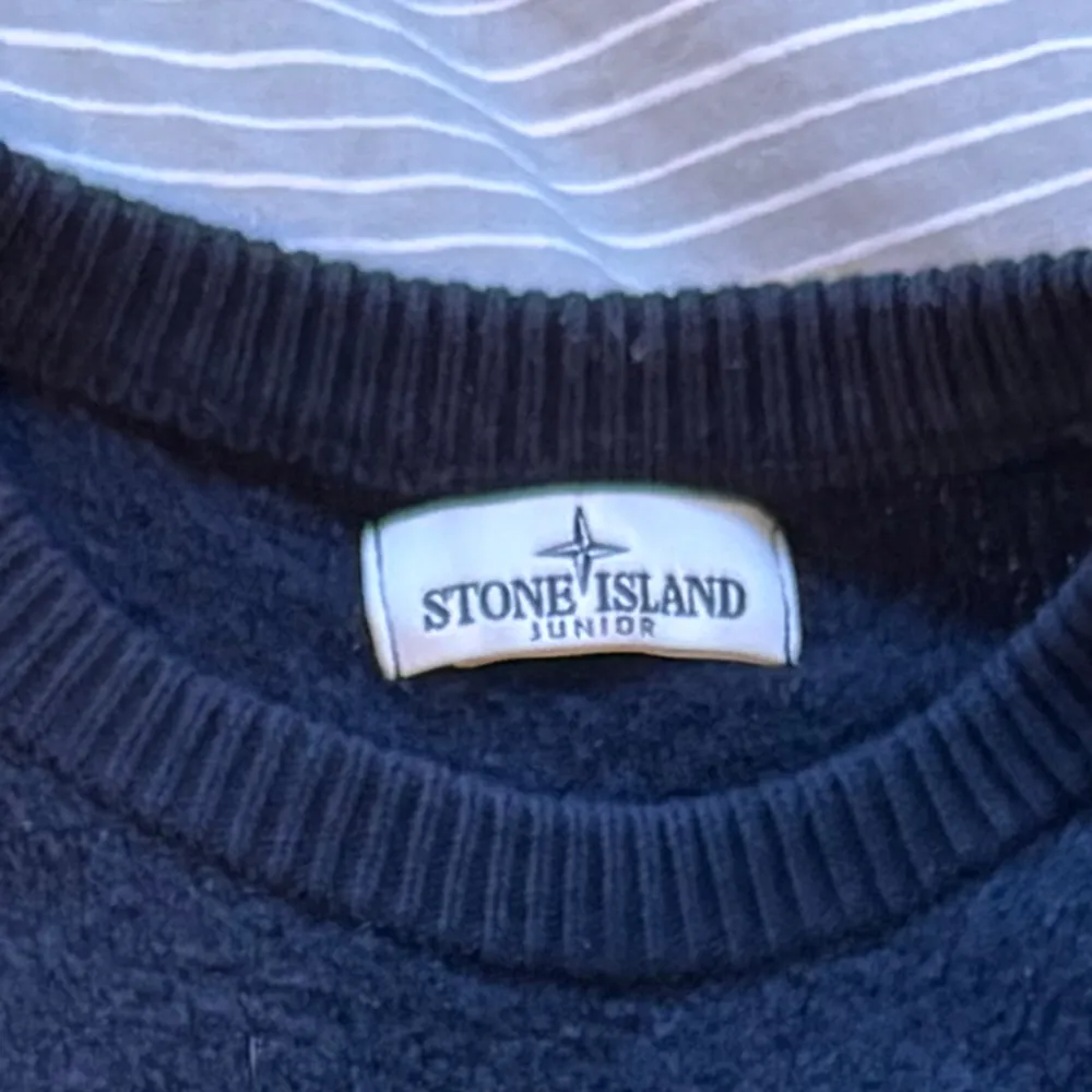 Säljer nu denna feta stone island junior tröja. Hör av er vid funderingar . Tröjor & Koftor.