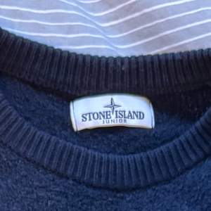 Säljer nu denna feta stone island junior tröja. Hör av er vid funderingar 