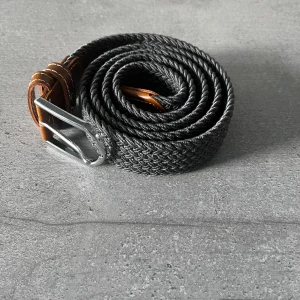 Grisch bälte  - Grått flätat Grisch bälte, perfekt kvalitet aldrig använd. Det finns två till bälten, ett svart och ett blått. Tre för 500kr. Säljer då det inte används längre, fråga för mer bilder eller om du har frågor. Bältet är ca 120 cm långt.