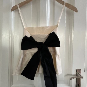 Rosett topp  - Säljer min super fina rosett topp från zara💕 väldigt bra skick, bara använd få gånger💕💕