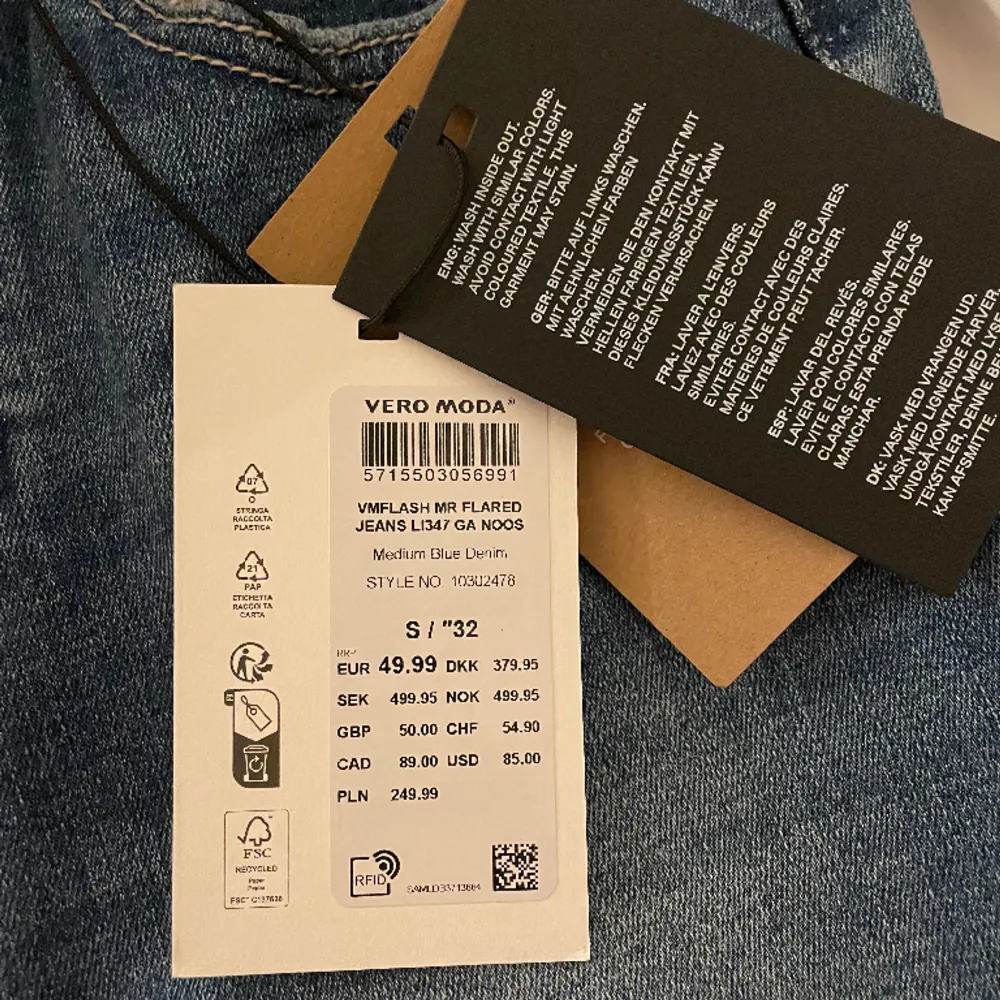 Oanvända, nyköpta, kan gå lägre i pris. Jeans & Byxor.