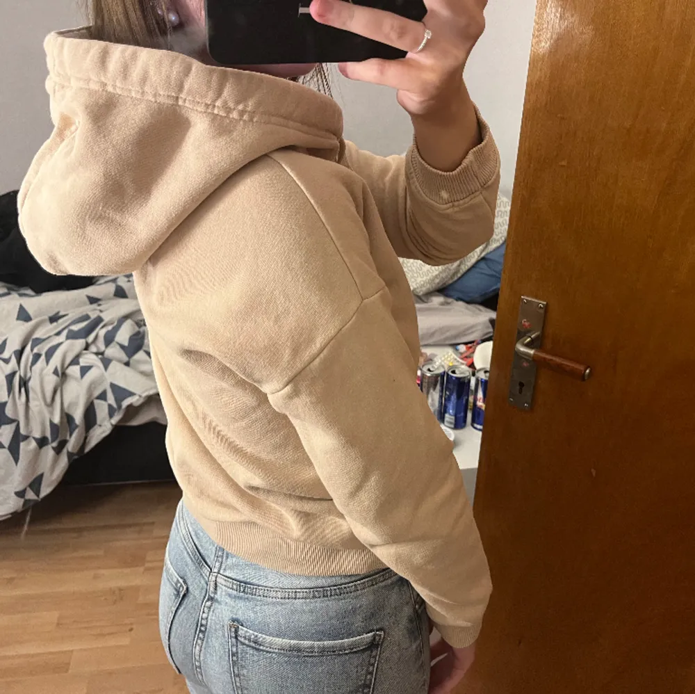 Beige fin och skön hoodie som blivit använd fåtal gånger. Inte sönter på nått ställe och inga fläckar syns till på den. 💗. Hoodies.