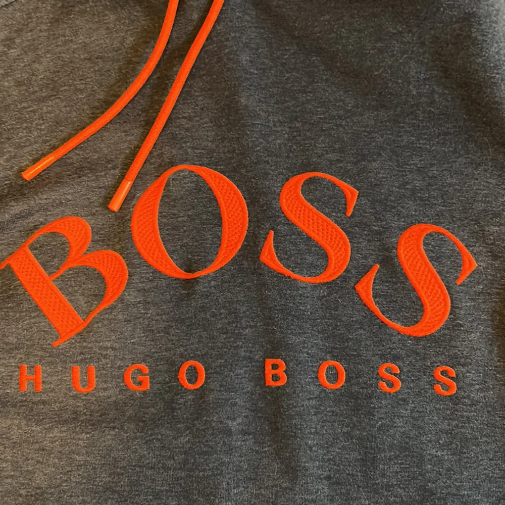 En hugo boss hoodie i bra skick. Storlek XS (skulle nog passa någon med storlek S) 🫧Skriv vid funderingar🫧. Hoodies.