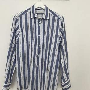 Blåvit-randig skjorta från Massimo Dutti,  Storlek S, aldrig använd, bra kvalitet!