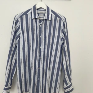 Skjorta från Massimo Dutti - Blåvit-randig skjorta från Massimo Dutti,  Storlek S, aldrig använd, bra kvalitet!