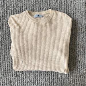 Hej! Säljer nu min gamla NN07 tröja eftersom den blivit för liten. Den är i perfekt skick med inga spår av användning. Den är i storlek S vilket är lite litet för mig som är 180 cm. Priset går att diskuteras, hör av er vid minsta lilla fråga! 