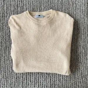 Hej! Säljer nu min gamla NN07 tröja eftersom den blivit för liten. Den är i perfekt skick med inga spår av användning. Den är i storlek S vilket är lite litet för mig som är 180 cm. Priset går att diskuteras, hör av er vid minsta lilla fråga! 