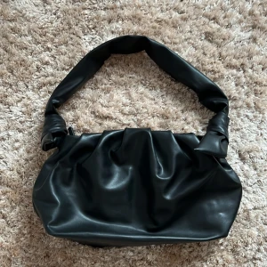 Väska  - En utav mina favorit väskor men som inte kommer till någon användning. Inga defekter och använd sparsamt. Ser ut som ny.🫶🏼