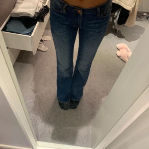 Lågmidjade jeans  - Dom är köpta på Lindex och är i storlek 170 barn men passar mig bra som bär 36 i kläder Jag är 172cn lång! Jeansen är jätte sköna på och stretchiga💞