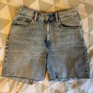 Jeansshorts  - Säljer dessa jeansshorts. De är i storleken L men passar även en storlek M. Som nya! 🌟🌟🌟