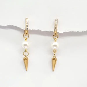 Handgjorda örhängen  - Handgjorda örhängen ●Material- rostfritt stål och pärlor ●Gjord i bra kvalitet 💎Örhängeskrokar -100% rostfritt stål . Nickel fri.☆☆☆Längd - 5cm, 1st-100kr eller paret 150kr 