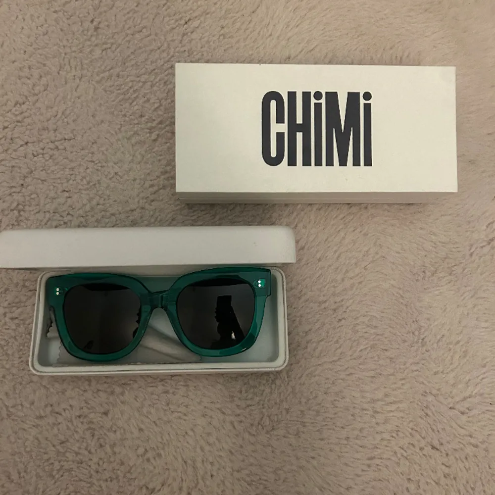 Chimi solglasögon i form 008 och färgen AQUA. Går ej att köpa längre nypris 1200kr.  Sparsamt använd inga repor eller skavanker. Fodral och kartong medföljer🤍  Pris kan diskuteras. Övrigt.