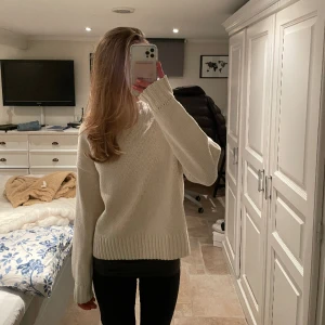 Stickad tröja - Säljer denna stickade tröja som aldrig är använd. Storlek S. Skriv för mer bilder eller funderingar💖