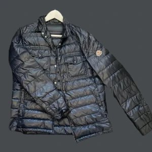 Moncler gregoire jacket - Säljer min feta Moncler jacka i storlek 2 (passar S-M). Två små flaws & en knapp som inte funkar, annars fint skick! Nypris ca 7000 kr, säljs för 2999 kr. Kvitto finns