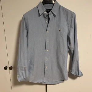 Ralph Lauren skjorta stl S  - Säljer nu denna Ralph Lauren skjortan i stl S. Knappt använd och är i mycket fint skick. Den är i passformen slim fit, och jag är 188 cm. (Lite kort i armarna på mig) Vid fråga är det bara och skriva. 