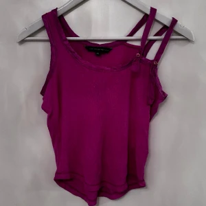 French Connection Linne / Top - Rosa - Säljer en väldigt fin top / linne från : French Connection. - Storlek: XS - Som ny , i perfekt skick.  Pris endast 150 kr. 