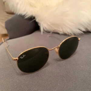 Ray-Ban solglasögon  - Knappt använda solglasögon från rayban i modellen Round metal. Köpt för 1399kr