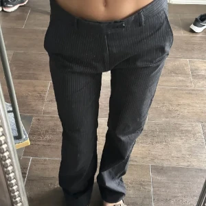 Lågmidjade Kostymbyxor - Kritstrecksrandiga lågmidjade kostymbyxor i stl 36/38💗