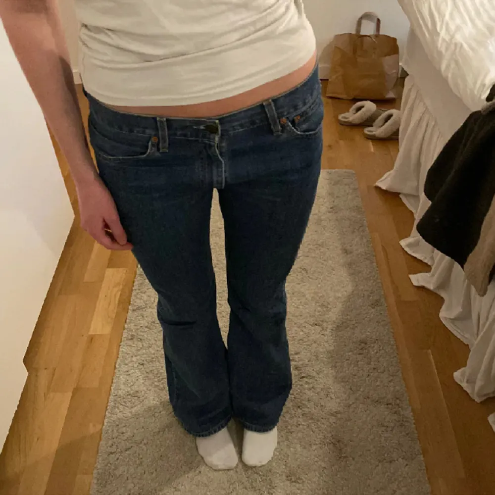 Super fina lågmidjade levis jeans köpte här på plick! strl 30/34🫶är är 166 och dessa är perfekt på mig! . Jeans & Byxor.