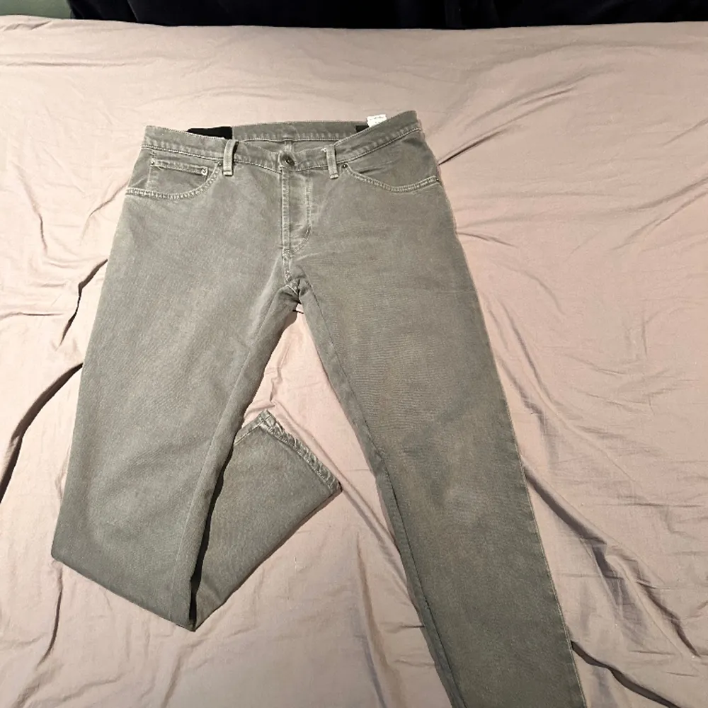 Säljer dessa skit feta Dondup jeans, i färger grå, sitter slimfit, storlek 32, vid mer frågor eller funderingar är det bara att höra av sig🎆🎇. Jeans & Byxor.