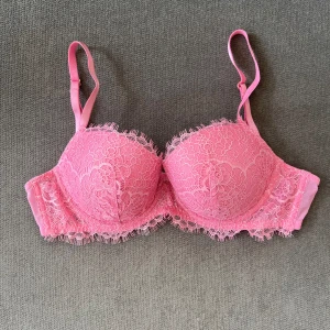 Victorias Secret spets-bh - Ursnygg bh från Victorias Secret med glittrig spets💖💖 Helt oanvänd, köptes för ca 700 kr utomlands.  Teveka inte att ställa frågor om du har några och hör gärna av dig vid intresse 🥰
