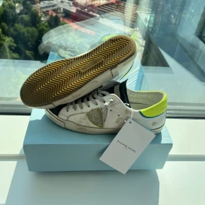 Philippe model - Ett par fräsch Philippe model | perfekt nu till skolstarten | Storlek 42 men passar också 43  | Kvitto, Box och tag  (allt og) följermed vid köp | fraktar samma dag som köp med spårbar frakt 📦 | Nypris 3400kr  | Bara att skriv om de är några frågor✅