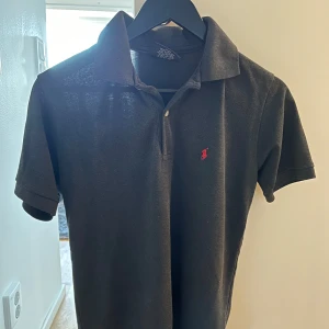 Ralph lauren piké  - Använd fåtal gånger, säljer då den inte kommer till användning längre. Skick 9/10, nypris runt 1000kr  Mitt pris 470💸 Jag e 167 och den passar mig men även kortare och upp till 170 ca. Kan diskutera pris vid snabb affär✅
