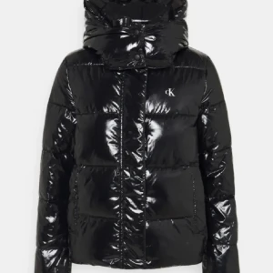 Calvin Klein jacka  - Säljer min supertrendiga Calvin klein jacka då jag är sugen på någonting nytt 💘 Skicket är mycket bra eftersom den endast är använd sparsamt under en vinter. Köpte för 2200 och säljer för 999! Pris kan diskuteras 💘