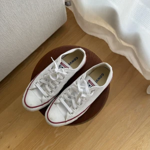 Vita låga Converse - Storlek 39.🩵