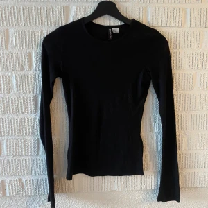 Svart tight topp - Svart långärmad från HM Lite genomskinlig men perfekt som fest-topp💃🏼 Köparen står för frakten 📦