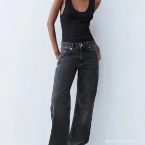 Zara wide leg mid rise jeans - Säljer mina favvojeans då de inte passar längre:( Just dessa säljs inte längre. Har varit väldigt trendiga iår. Långa på mig som är 168. Skick 9/10❣️