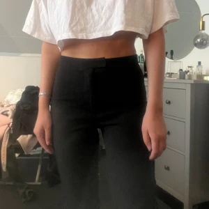 Kostymbyxor med slits - Kostymbyxor med slits från nakd💕 använda 1 gång 