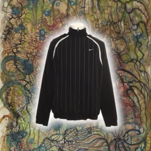 Svart randig Windbreaker  - Vintage Randig Nike Windbreaker!! :)) Storlek L och mycket fint skick, avtagbara armar för en väst👽