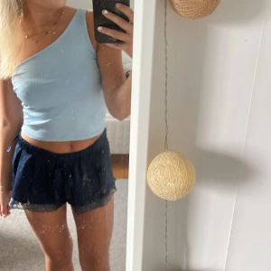 Blå topp - Blå topp me en axel! Ribbad i materialet! 