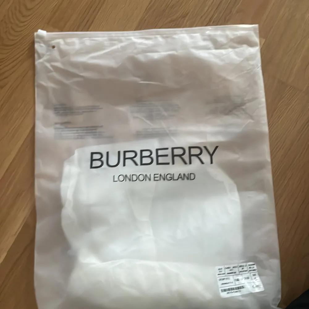 Säljer en burberry väst,nästan som ny använt ett par gånger,säljs pågrund av inte min stil,står XXL men formen på västen är litet så passar också XL och L ,kom med bud. Jackor.