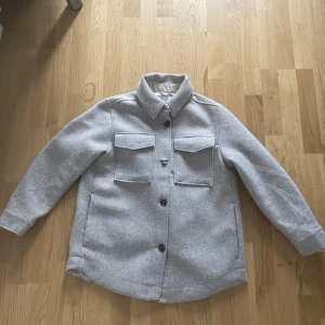 Jacka  - Använd Max 1 gång och är helt ny. Väldigt skön och varm.  Betalningen sker genom Swish   